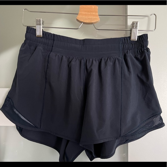lululemon athletica Pants - LULULEMON HOTTY HOT SHORTS 2.5” NAVY BLUE (SIZE: 6)